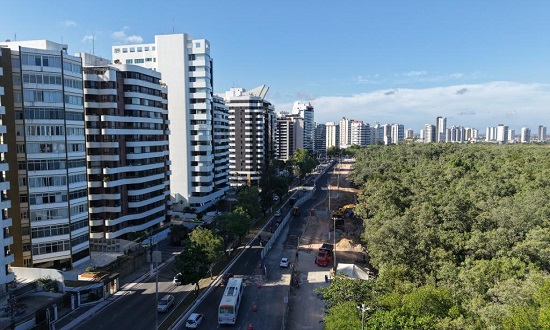 Trânsito liberado na avenida Beira-Mar após retirada de tapumes da obra da ponte Godofredo Diniz