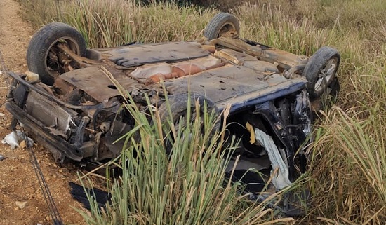 Carro capota após colisão com poste e fere três pessoas em Nossa Senhora das Dores