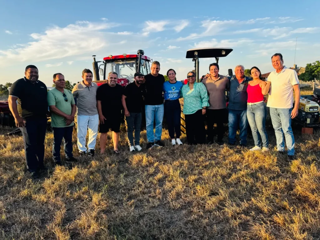 Delegada Katarina entrega trator e implementos agrícolas a produtores de Aquidabã