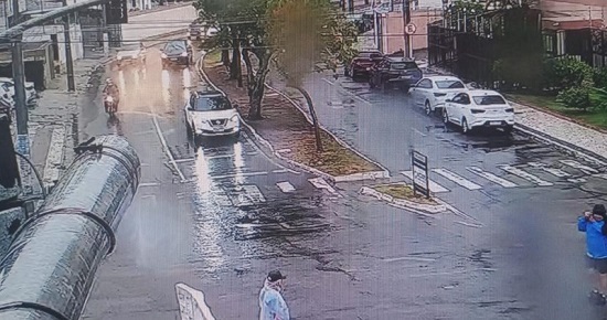 Chuva de 60 mm em uma hora causa alagamentos e transbordamento de canais em Aracaju