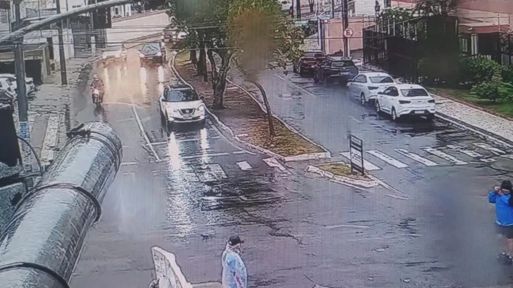 Chuva forte provoca alagamentos e transbordamento de canais em Aracaju neste domingo