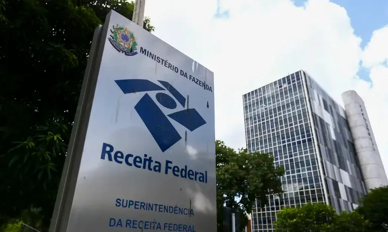 Receita pode dispensar declaração do Imposto de Renda em dois ou três anos, diz ministro
