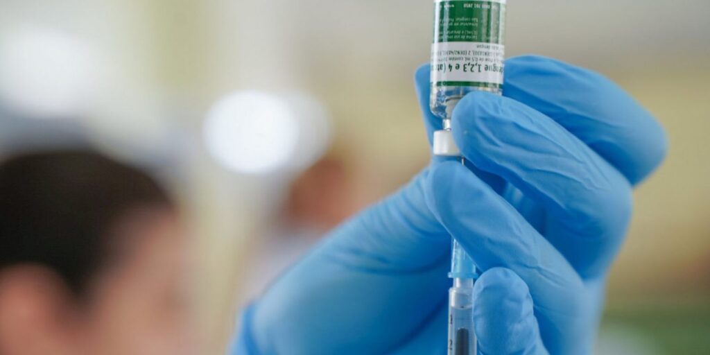 Profissionais do SUS começam a ser vacinados com dose única contra a dengue