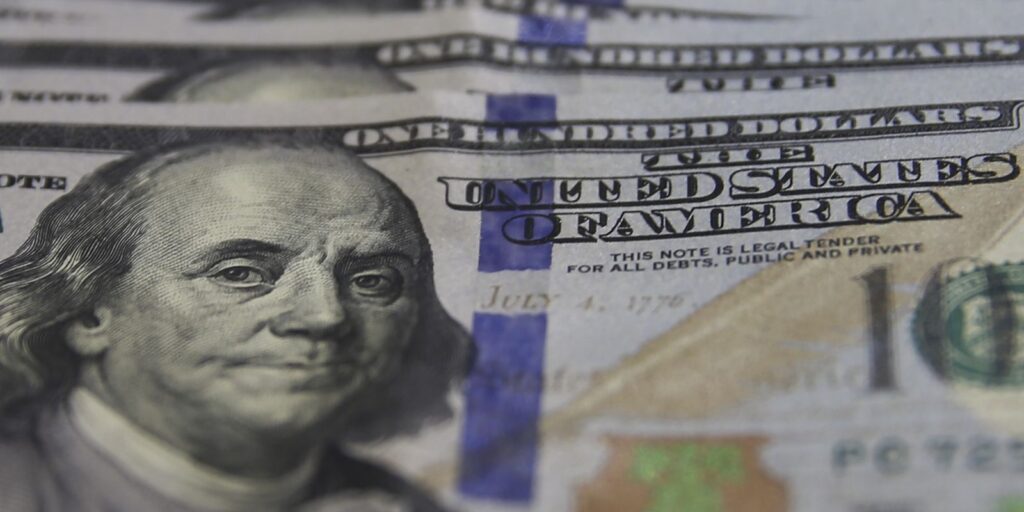 Dólar recua para o menor patamar em 21 meses e Ibovespa atinge novo recorde