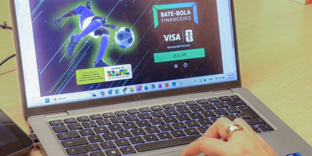 Ferramenta on-line usa futebol para levar educação financeira a famílias do CadÚnico