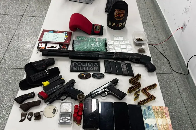 Suspeito de tráfico e porte de arma é detido após tentativa de fuga