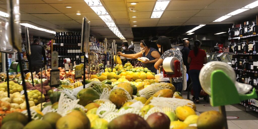 INPC avança 0,39% em janeiro e atinge 4,3% no acumulado de 12 meses