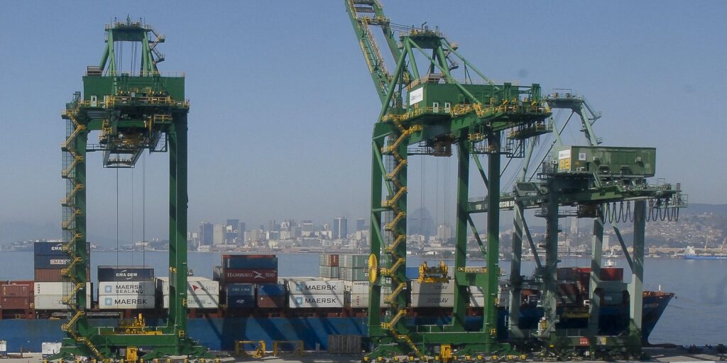 Portos brasileiros atingem recorde de 1,4 bilhão de toneladas movimentadas em 2025