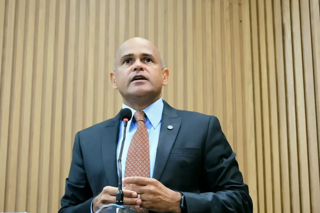 Vereador Alex Melo questiona cachês elevados de artistas e cobra mais políticas públicas
