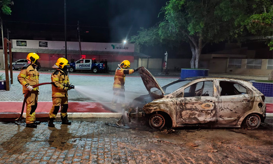 Carro incendeia em praça de Boquim e mobiliza Corpo de Bombeiros
