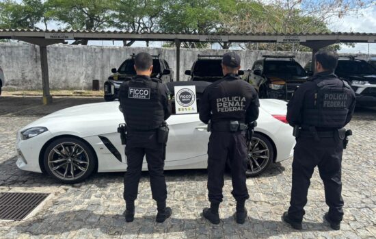 PF cumpre mandados em Aracaju e apreende carro de luxo em operação contra tráfico interestadual