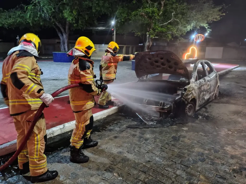 Bombeiros de Sergipe controlam incêndios em carro em Boquim e em ferro-velho de Itabaianinha