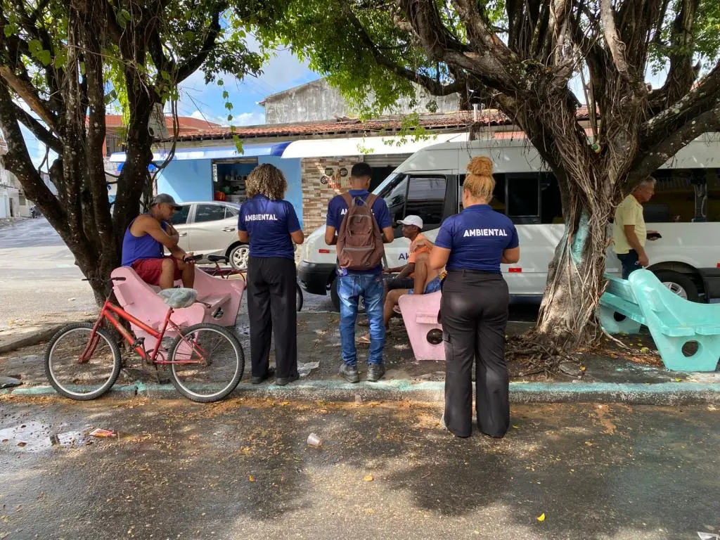 Mutirão ambiental recolhe resíduos e orienta moradores no bairro São Conrado, em Aracaju
