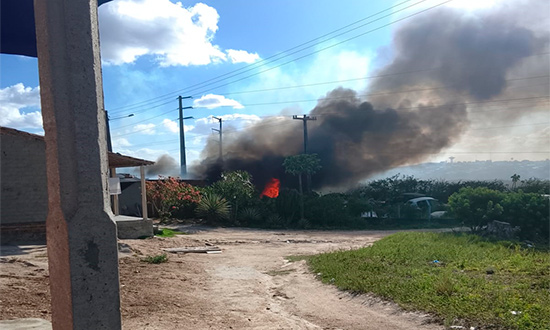 Incêndio em área de vegetação alcança ferro-velho em Itabaianinha e mobiliza bombeiros