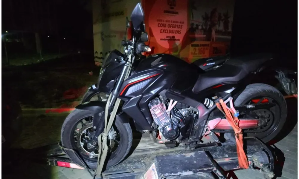 Motociclista cai após colisão lateral com caminhonete na SE-100 e passageira fica ferida