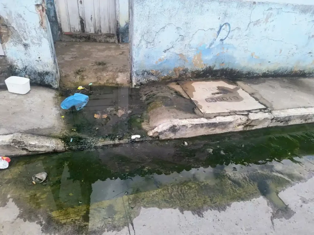 Moradores do Veneza 2 reclamam de esgoto estourado e cobram providências