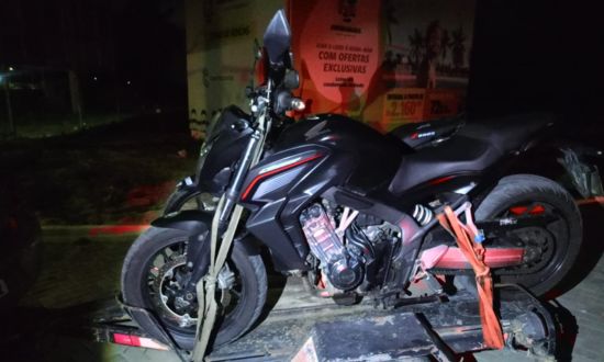 Colisão entre caminhonete e motocicleta deixa passageira ferida na SE-100, em Barra dos Coqueiros