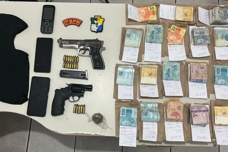 Polícia Militar prende dupla por roubo e apreende armas e R$ 7,7 mil em Riachão do Dantas