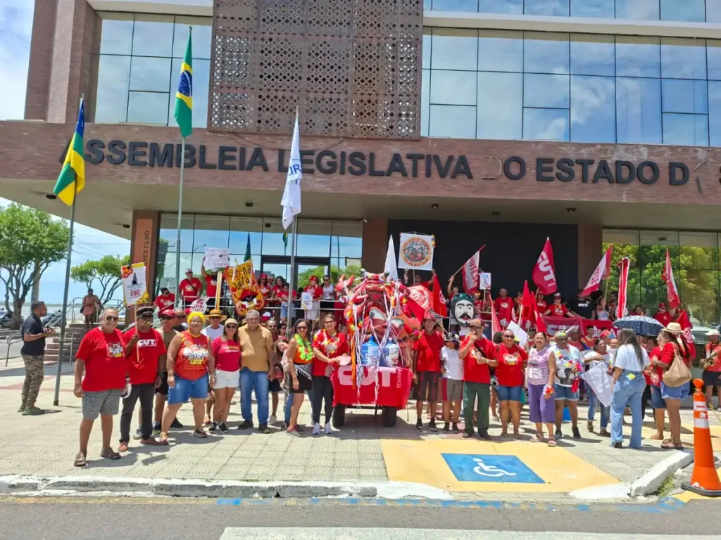 Bloco Siri na Lata ocupa centro de Aracaju e protesta contra privatização da água e jornada 6×1