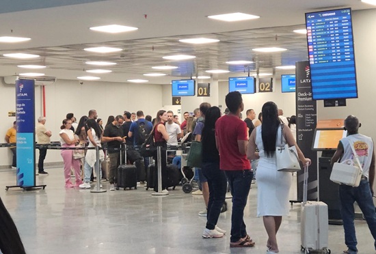 Cancelamento de voo da Latam em Aracaju provoca filas e queixas de passageiros