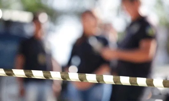 Homem é morto e tia é baleada em frente de casa no bairro Denise Fontes, em Laranjeiras