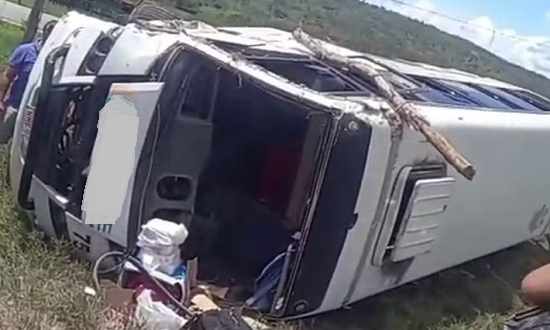 Micro-ônibus capota em Tobias Barreto e deixa cinco passageiros feridos