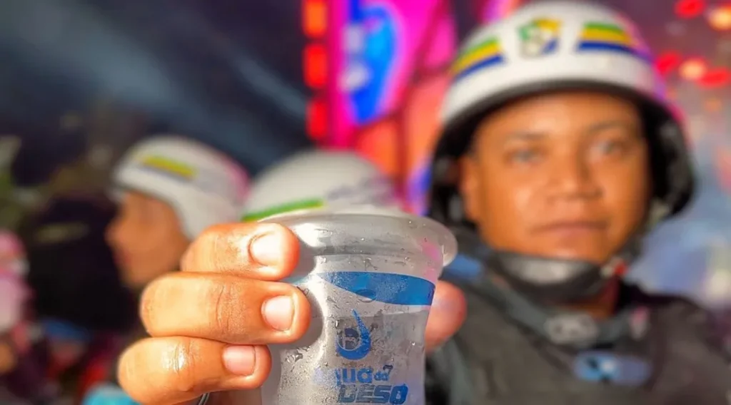 Deso oferece água potável gratuita ao público do Verão Sergipe na Praia da Caueira