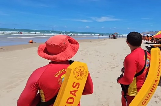 Surfistas resgatam quatro crianças após princípio de afogamento na Coroa do Meio