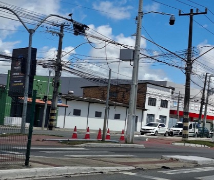 Semáforo cai após acidente e SMTT faz alterações no trânsito da José Carlos Silva