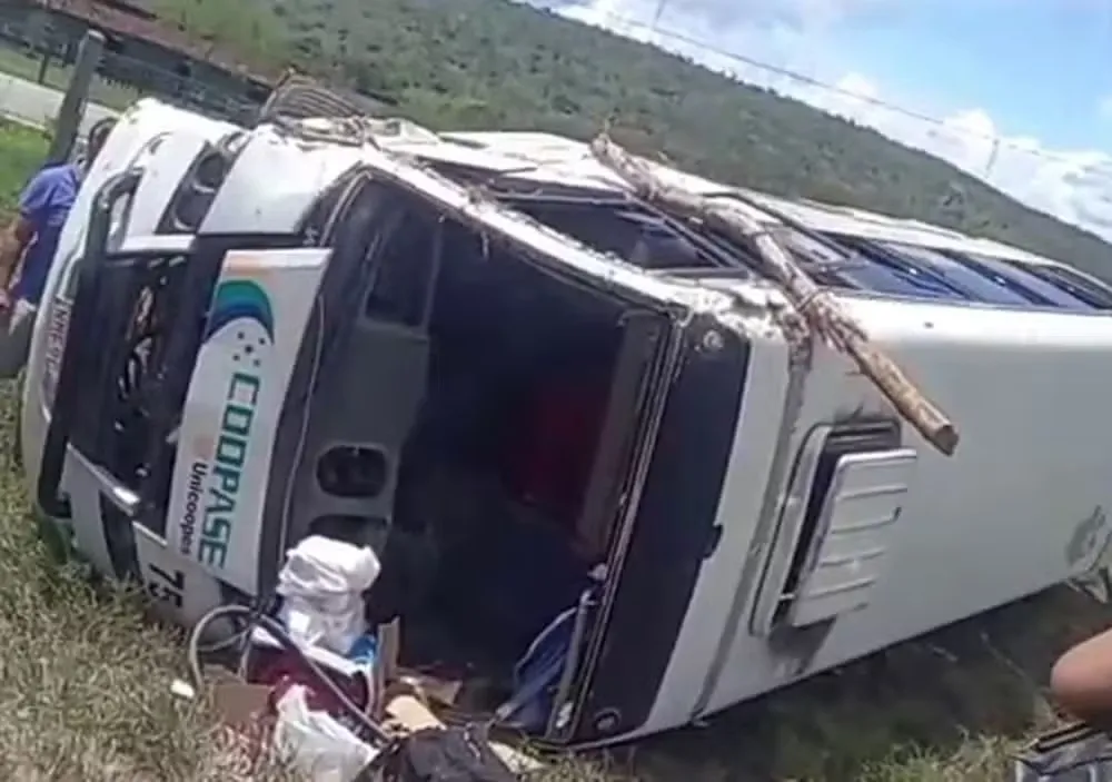Micro-ônibus capota em Tobias Barreto e deixa cinco pessoas feridas