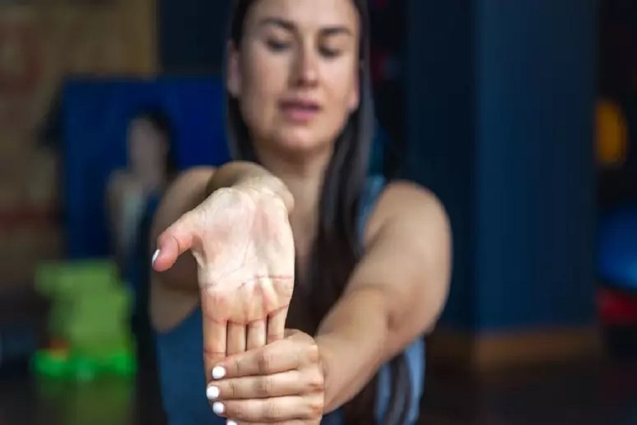 Adeus rigidez: 6 Alongamentos que salvam o dia de quem tem fibromialgia