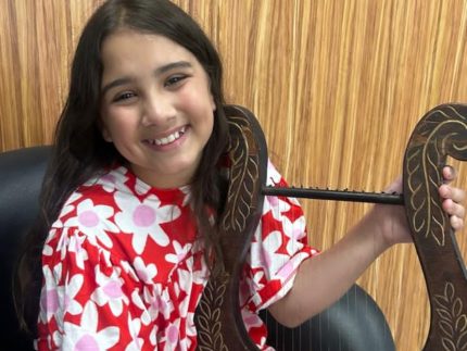 Alice Monteiro, 10 anos, grava externas de “Ben-Hur” na Record após aprender harpa para cena