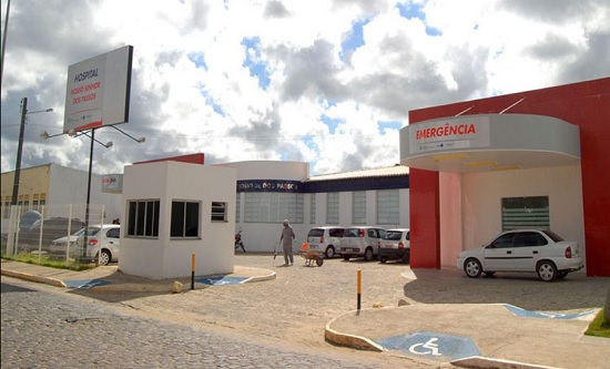 Comerciante sofre ferimentos leves ao ser atingido por árvore que caiu em São Cristóvão