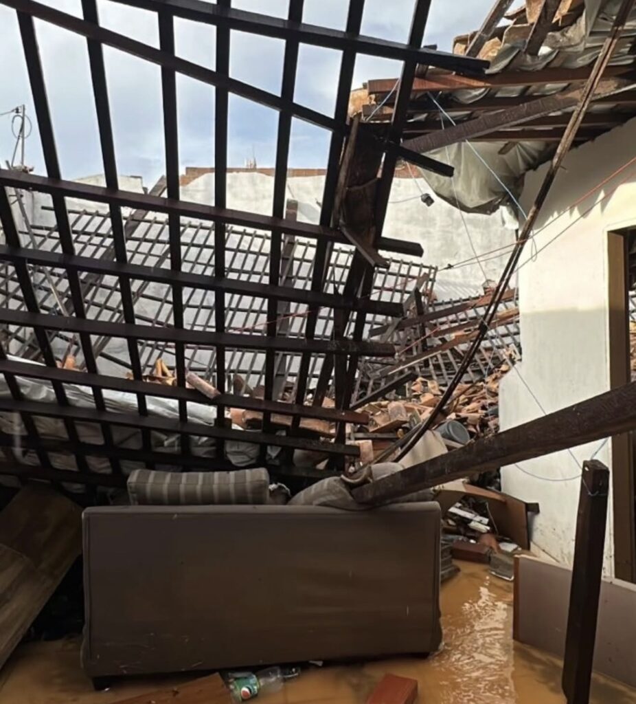 Temporal em Ribeirópolis: Chuva forte derruba paredes e telhado de residência
