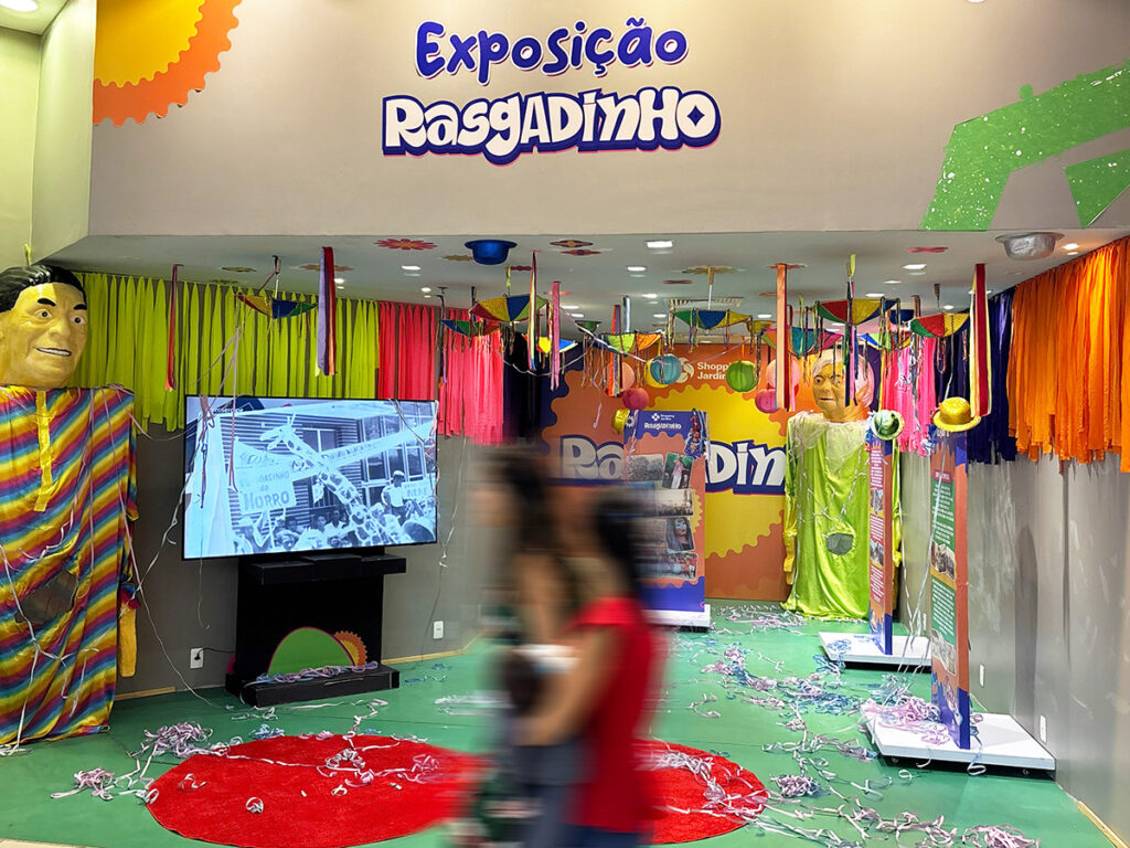 Exposição celebra a tradição do bloco Rasgadinho