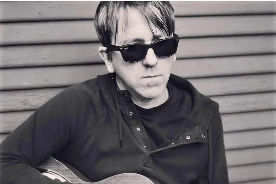 Greg Brown, guitarrista e fundador da banda Cake, morre aos 55 anos