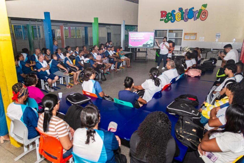 Prefeitura leva diálogo sobre enfrentamento à violência contra a mulher para alunos da EJA