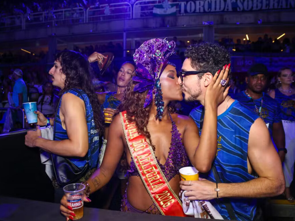Iza evita confirmar romance com João Vitor Silva durante evento na Sapucaí