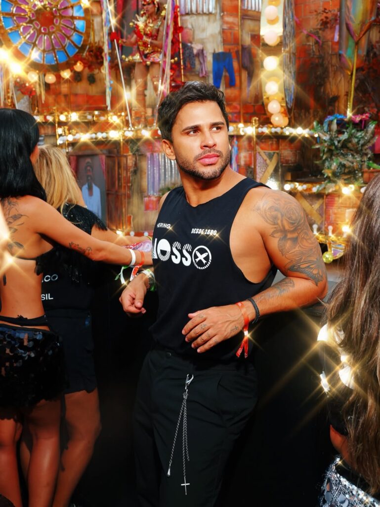 Lucas Guimarães diz ter beijado homens e mulheres no Carnaval, nega ser bissexual e afirma evitar relações íntimas