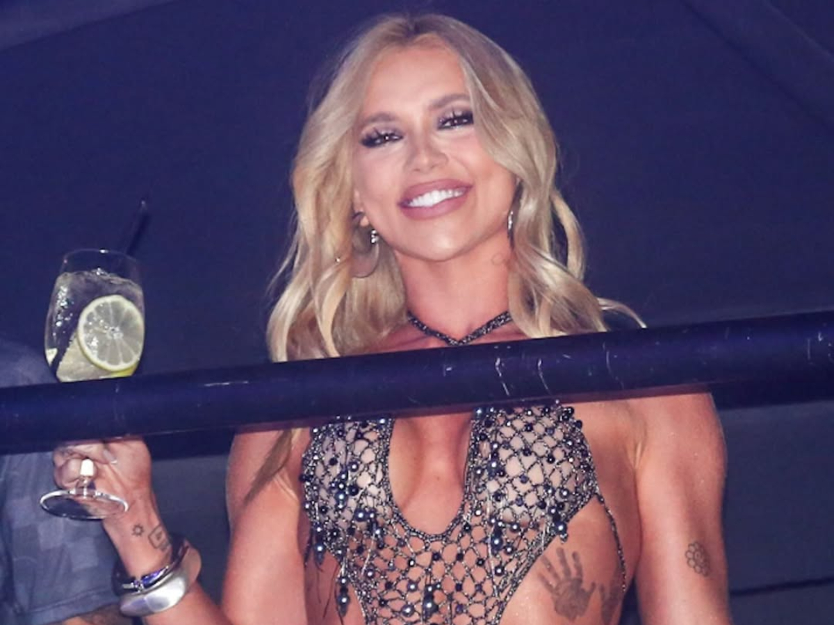 Sem o titulo e de cabeca erguida Virginia Fonseca marca presenca no Desfile das Campeas