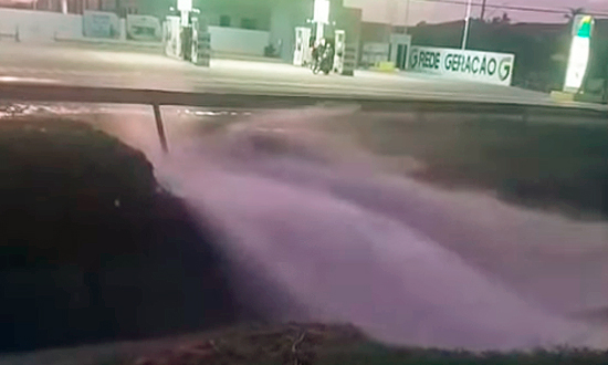 Vazamento na Avenida Jasy Carvalho Gomes interrompe abastecimento em quatro bairros de Aracaju
