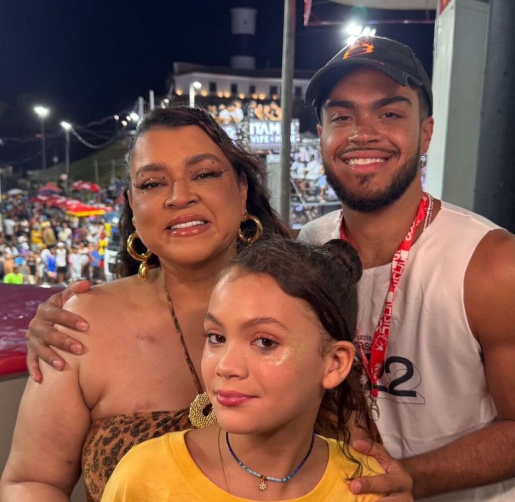 Fran Gil homenageia a mãe Preta Gil e destaca Alane Dias ao retomar ligação com o Carnaval