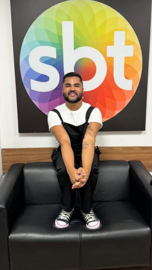 Lucas Guedez comenta fim do “Sabadou” no SBT e rumores de ida de Virginia para a Globo