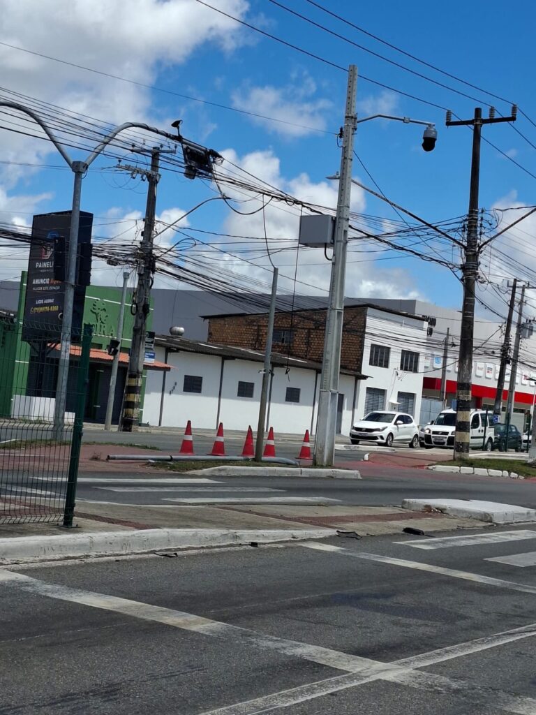 SMTT altera circulação após queda de semáforo decorrente de colisão na José Carlos Silva