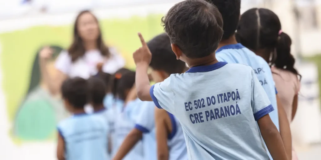 Ensino fundamental alcança 99,5% de frequência; atraso escolar diminui em várias etapas