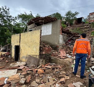 Casa desaba em Porto da Folha após fortes chuvas; rodovia está interditada