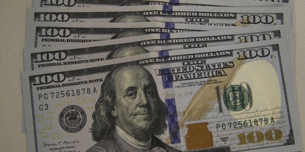 Dólar fecha a R$ 5,24 em sessão encurtada com pressão externa por tensão entre EUA e Irã