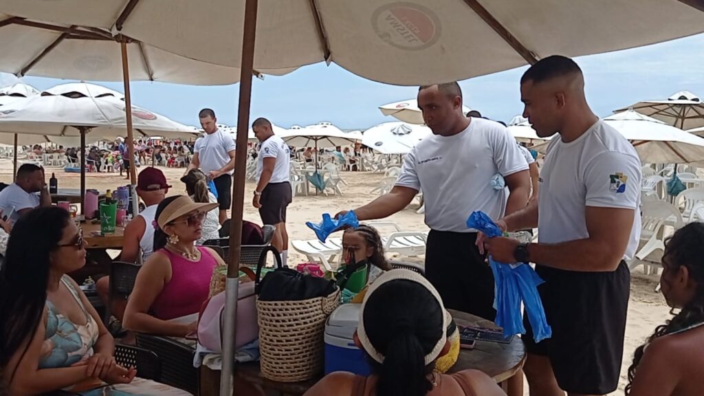 “Batalhão” da conscientização toma conta da Praia dos Náufragos em ação do Projeto Respirar Azul