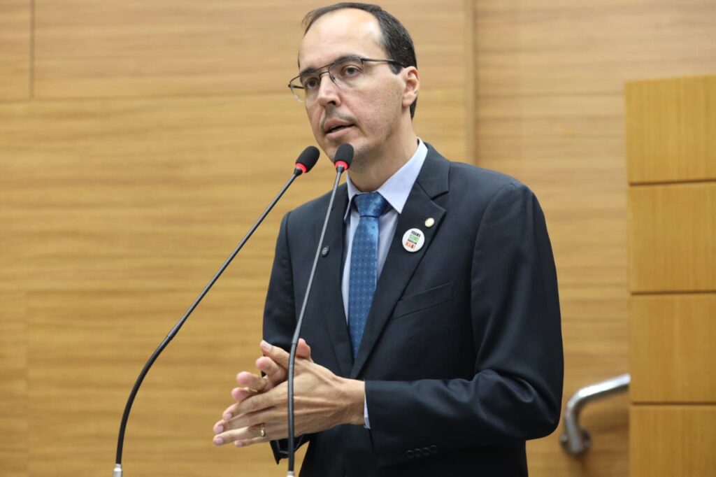 “Tem a cara de pau de fazer propaganda dizendo que Sergipe é o estado mais seguro e esquece da promessa feita aos policiais”, dispara Georgeo para o governador