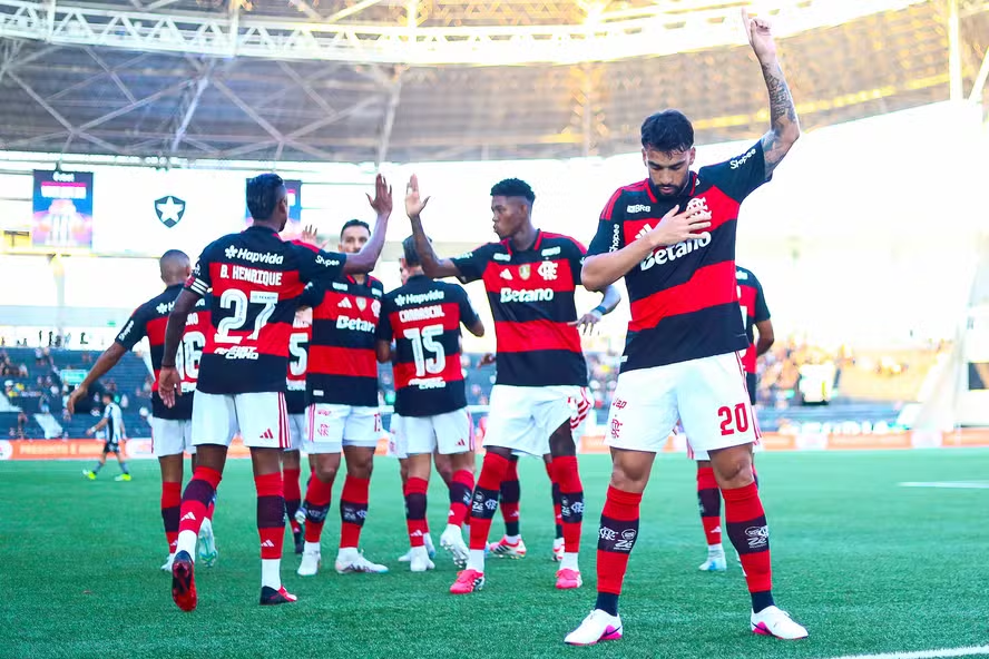Flamengo supera Botafogo, conta com Paquetá e Pulgar e garante vaga na semifinal do Carioca
